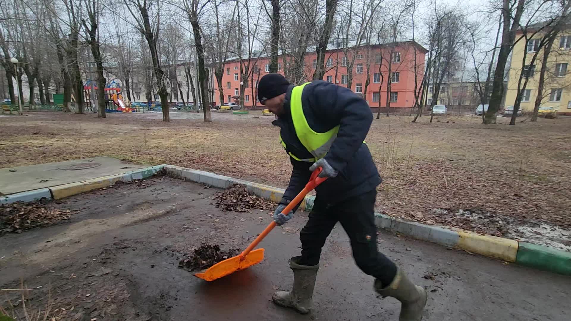 Уборка территорий в Иркутске в октябре