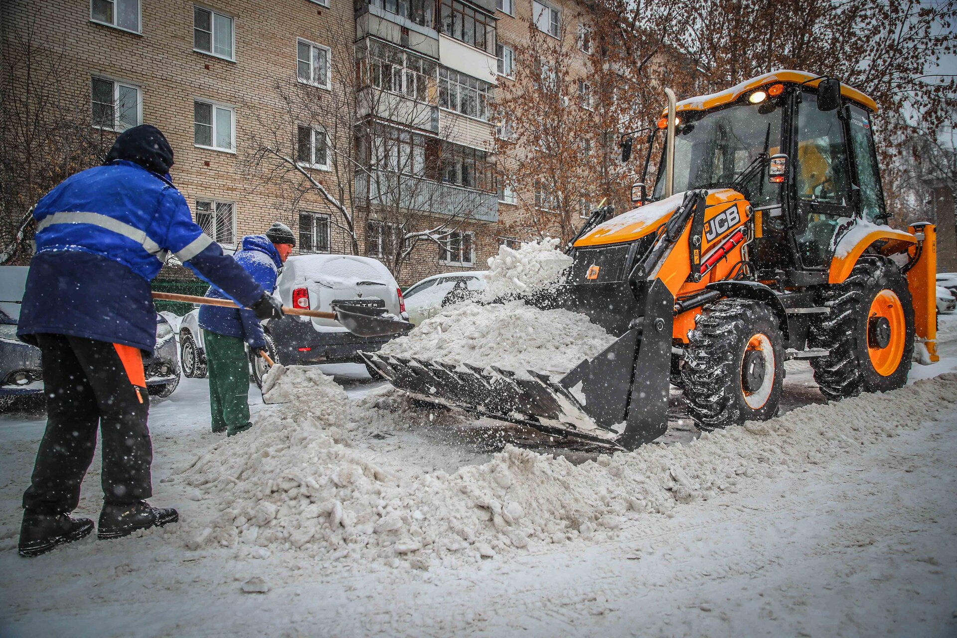 Очистка дворов от снега и наледи в Иркутске — уборка снега, трактор и ручная, цены от 521 руб. | ПроМусор