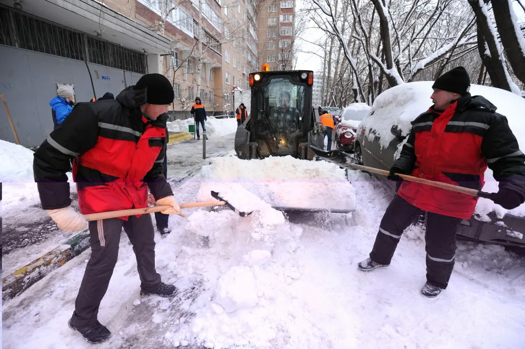 Очистка дворов от снега с гарантией результата в Иркутске в октябре